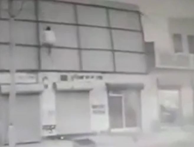 Người đàn ông bị gió bão cuốn bay lên không trung khi đang trú ẩn