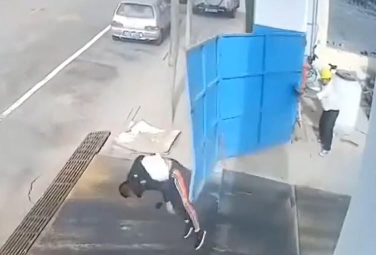 Gió giật mạnh, cánh cửa sắt bất ngờ quật ngã người đàn ông đang buộc dây giày