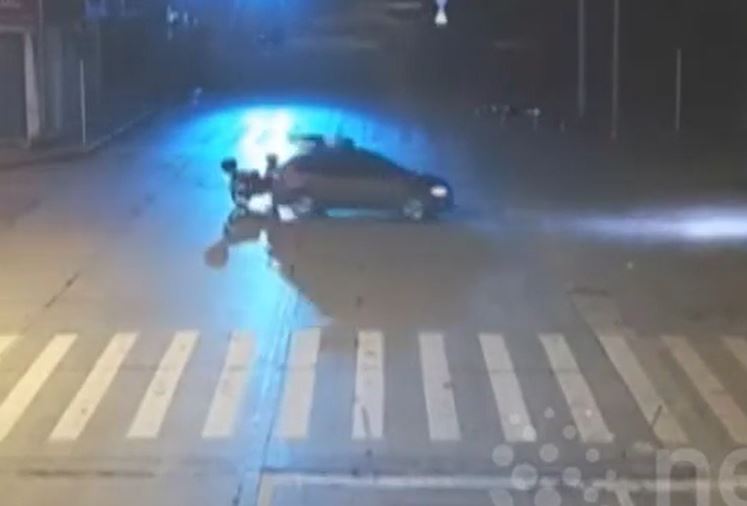 Va chạm giữa ngã tư, người đàn ông đi xe máy văng lên nóc ô tô 