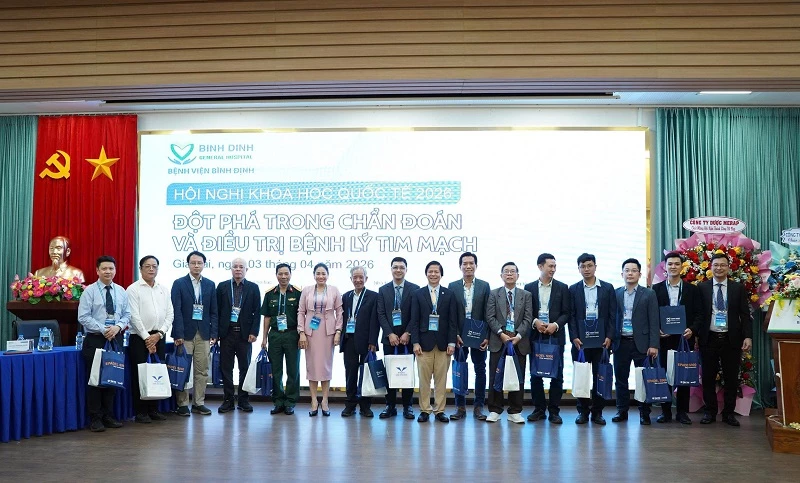 Lãnh đạo tỉnh Gia Lai và Bệnh viện Bình Định tri ân các chuyên gia đầu ngành tham dự hội nghị.