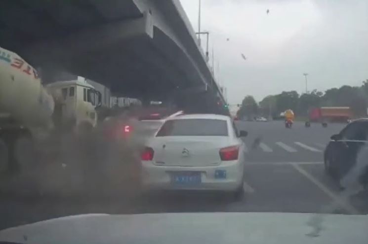 Tesla mới đăng ký bất ngờ tăng tốc, tông liên hoàn 11 ô tô giữa ngã tư