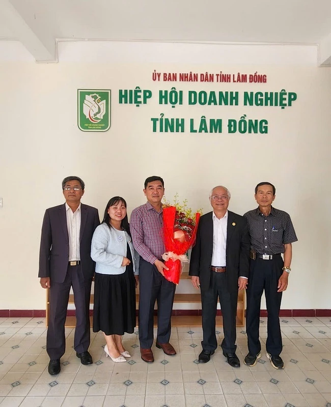 Ông Đinh Minh Quý - nguyên Chủ tịch Hiệp hội Doanh nghiệp tỉnh Lâm Đồng (thứ 2 từ phải qua) cùng lãnh đạo Hiệp hội tặng hoa chúc mừng tân Chủ tịch Phan Ngọc Thái.