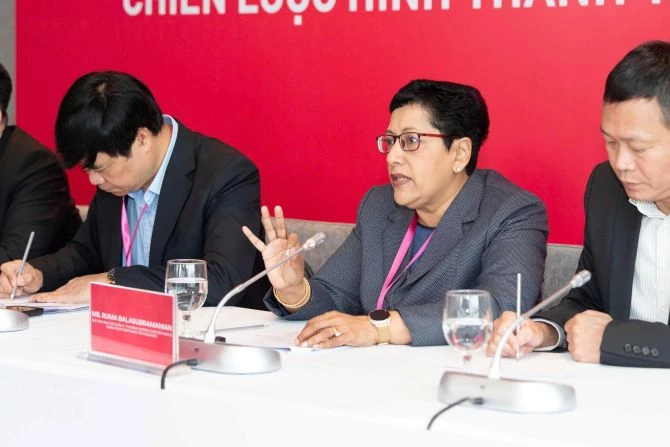 Bà Ruma Balasubramanian, Chủ tịch Check Point khu vực châu Á - Thái Bình Dương và Nhật Bản trả lời câu hỏi của phóng viên bên lề Hội thảo.