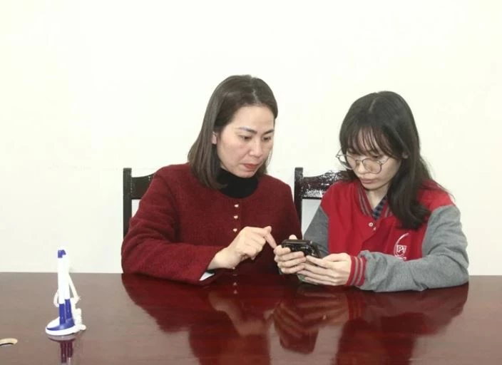 Công chức Trung tâm Phục vụ hành chính công phường Quảng Phú hướng dẫn công dân cách sử dụng dịch vụ công trực tuyến. Ảnh: Báo Thanh Hóa.