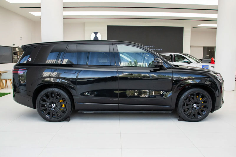 SUV hạng sang dài hơn 5,2 mét, công suất 912 mã lực, giá hơn 1,7 tỷ đồng