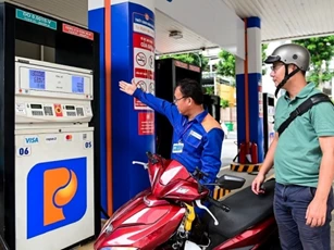 Giá xăng dầu đồng loạt giảm, RON 92 xuống dưới 25.000 đồng/lít
