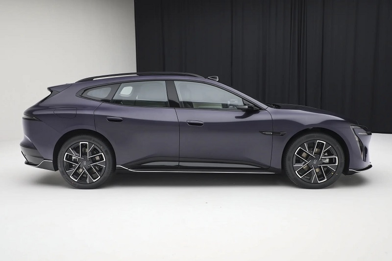 Xe điện mạnh 627 mã lực, trang bị tối tân, giá gần 900 triệu đồng