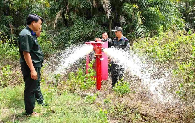 Nhân viên vườn chim Bạc Liêu khởi động nguồn nước tạo độ ẩm.