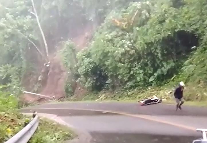 Núi sạt lở ập xuống, người đàn ông bỏ xe máy tháo chạy trong tích tắc