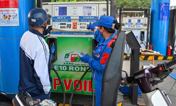 Giá xăng giảm gần 3.000 đồng một lít