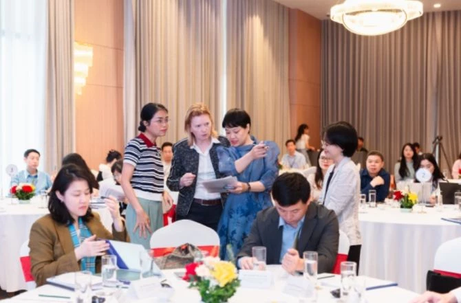 Các chuyên gia tại khóa đào tạo ở Hà Nội sáng 9/4.