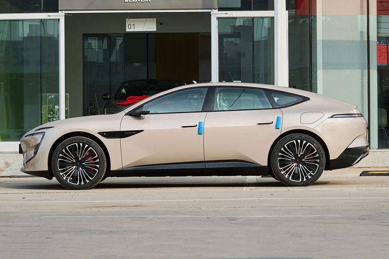 Xe sedan hạng sang dài hơn 5 mét, mạnh 968 mã lực, giá hơn 1,1 tỷ đồng