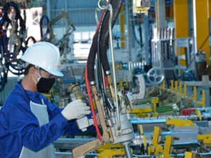 Công nghiệp duy trì đà tăng trưởng, xuất khẩu bứt tốc trong quý I