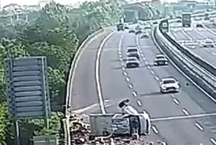 Xe tải nổ lốp lộn nhiều vòng trên cao tốc, cặp vợ chồng trẻ lao vào cứu tài xế trong tích tắc