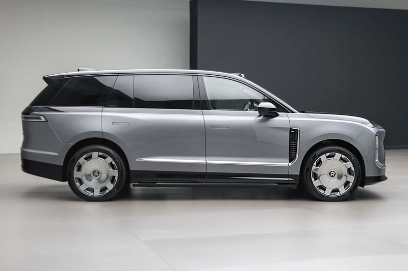 SUV hạng sang dài gần 5,4 mét, mạnh 697 mã lực, giá hơn 2 tỷ, so kè cùng Mercedes-Benz GLS