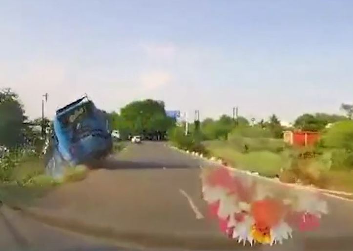 Mất lái, xe buýt chở 25 hành khách lao thẳng xuống sông