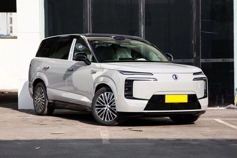 BYD Denza N8L Flash Charge Edition.