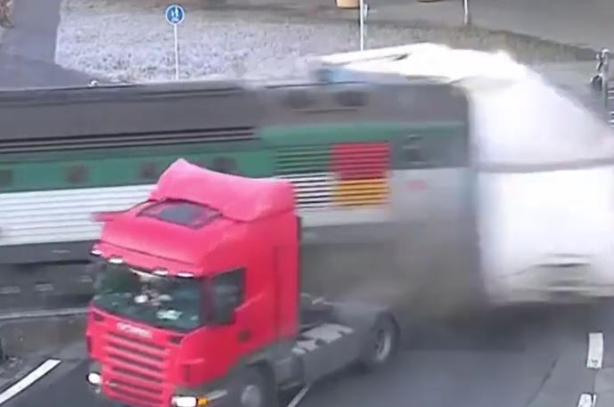 Phớt lờ tín hiệu cảnh báo, xe container bị tàu hỏa tông gãy đôi, thùng xe văng xa hàng chục mét