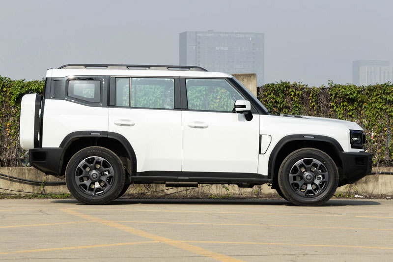 SUV địa hình 7 chỗ công suất 610 mã lực, giá hơn 730 triệu đồng