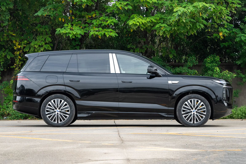 SUV 6 chỗ dài 5,2 mét, công suất 751 mã lực, giá hơn 1,3 tỷ đồng