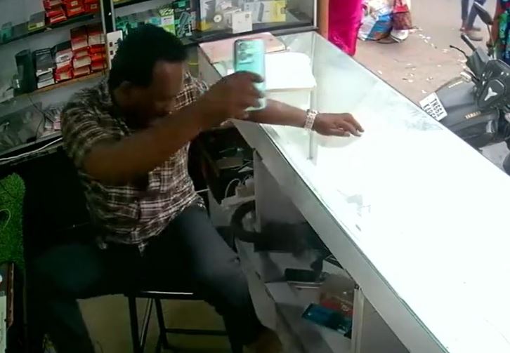 Rắn khổng lồ bò sát bên chân, người đàn ông hoảng loạn chạy thục mạng