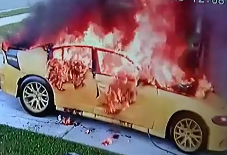 Châm thuốc trong ô tô, cô gái khiến xe phát nổ dữ dội