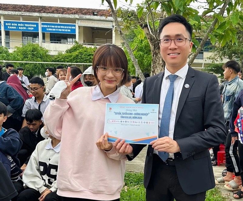 TS Tô Bá Lâm – Hiệu trưởng Trường Đại học Quang Trung, chụp ảnh lưu niệm với học sinh đăng ký học bổng của trường.