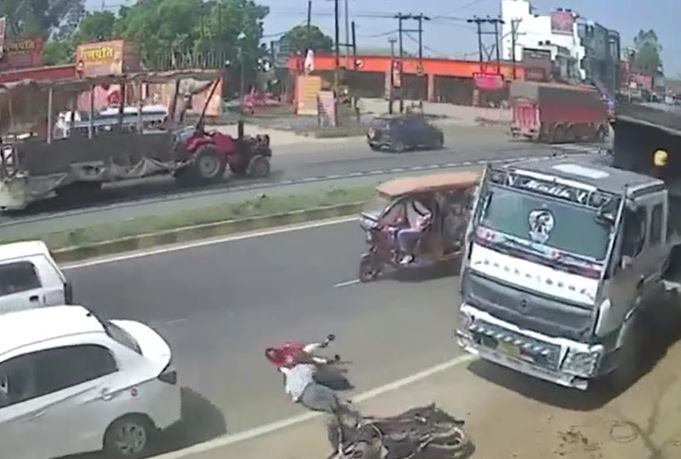 Xe tải chở cát mất kiểm soát, đè bẹp xe máy, 2 anh em thoát chết khó tin