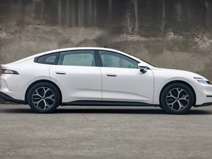 Xe sedan cùng phân khúc với Toyota Camry, công suất 286 mã lực, giá hơn 420 triệu đồng