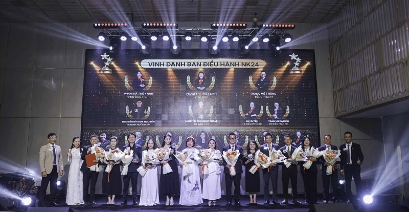 Vinh danh tập thể Ban điều hành nhiệm kỳ 24 vì những đóng góp quan trọng trong việc xây dựng và phát triển Chapter.