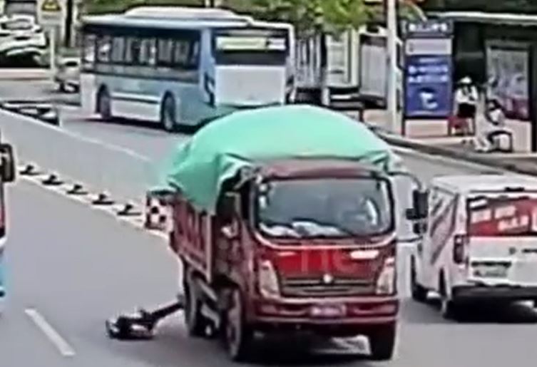 Bé gái 9 tuổi băng qua đường ẩu, va thẳng đầu xe tải vẫn thoát nạn khó tin