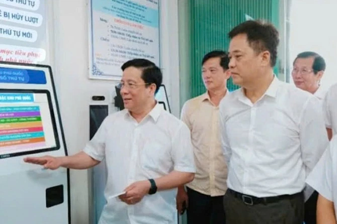 Chủ tịch UBND tỉnh An Giang Hồ Văn Mừng kiểm tra Trung tâm hành chính công tại đặc khu Phú Quốc.