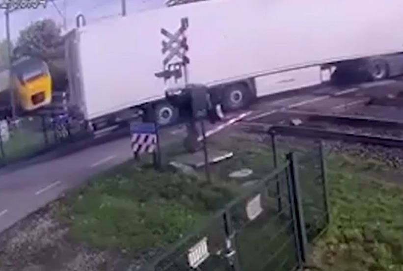 Mắc kẹt giữa đường ray, xe tải bị tàu hỏa tông văng khi đang cố thoát thân