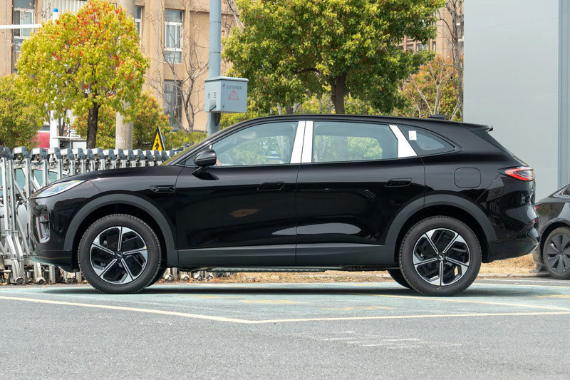 SUV PHEV dài gần 4,9 mét, công suất 503 mã lực, giá hơn 500 triệu đồng