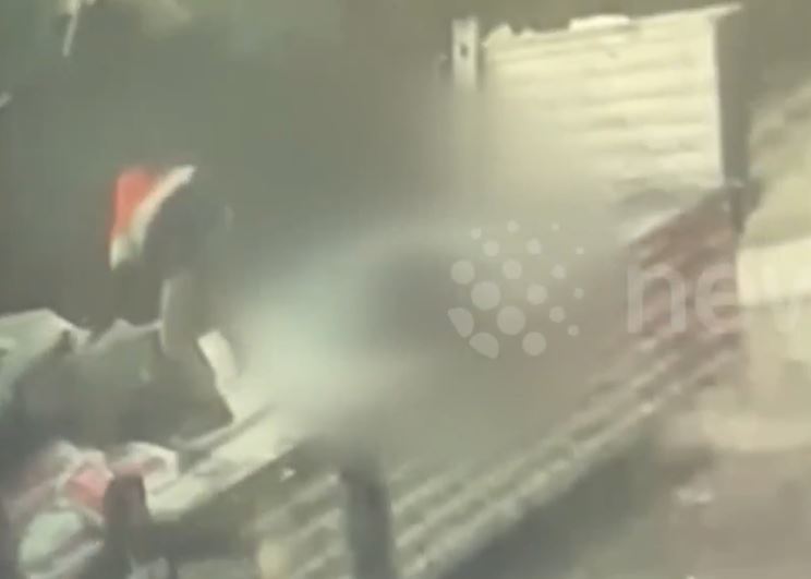 Đứng trên xe tải dỡ hàng, người đàn ông bị sét đánh gục tại chỗ