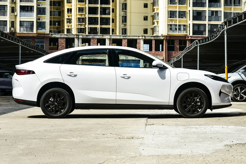 Xe sedan hạng C giá gần 370 triệu đồng có gì đáng chú ý?