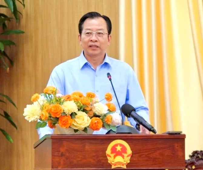 Ảnh 1- Phó Chủ tịch UBND TP Cần Thơ Vương Quốc Nam phát biểu tại buổi gặp gỡ với doanh nghiệp.