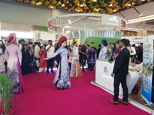 Lần đầu tổ chức lễ hội áo dài bên sông Hàn