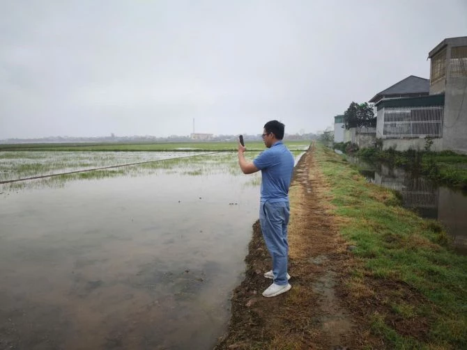 PGS.TS. Nguyễn Hữu Duy - Chủ nhiệm dự án, Phó Trưởng Bộ môn Địa Nhân văn và Quy hoạch, Trường ĐH  Khoa học Tự nhiên (ĐHQG Hà Nội) đang khảo sát thực địa.