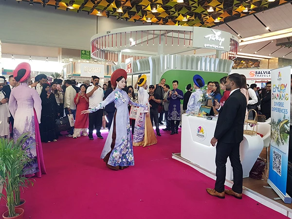 Show trình diễn áo dài của du lịch Đà Nẵng tại hội chợ du lịch quốc tế SATTE 2025 ở Ấn Độ.