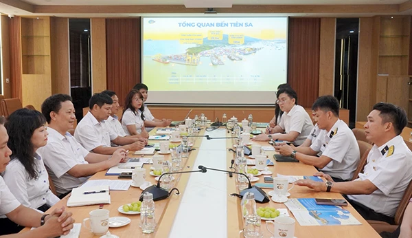 Lãnh đạo Cảng Đà Nẵng đón tiếp và làm việc với đoàn công tác Tân Cảng Sài Gòn (phải) sáng ngày 15/4.