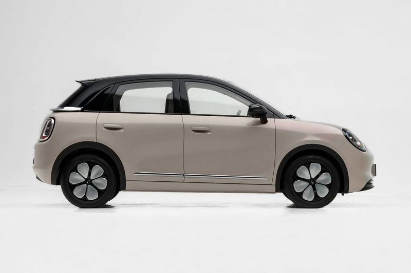 Xe điện dài hơn 4 mét, giá hơn 220 triệu đồng khiến khách hàng mê mẩn