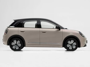 Xe điện dài hơn 4 mét, giá hơn 220 triệu đồng khiến khách hàng mê mẩn