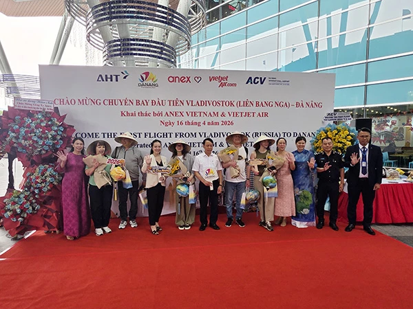 Chào đón những vị khách đầu tiên từ Vladivostok (Nga) hạ cánh sân bay Đà Nẵng.