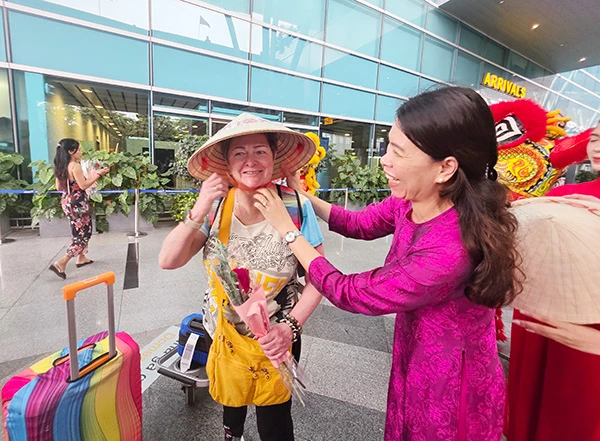 Bà Nguyễn Thị Duyên tặng nón lá Việt Nam cho các vị khách đến từ Vladivostok (Nga). 