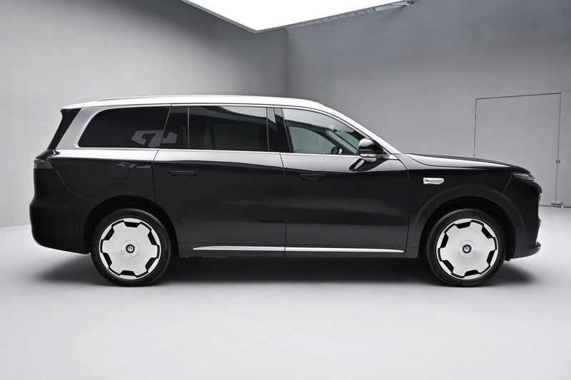 SUV hạng sang lớn hơn BMW X7, công suất 724 mã lực, giá gần 850 triệu đồng