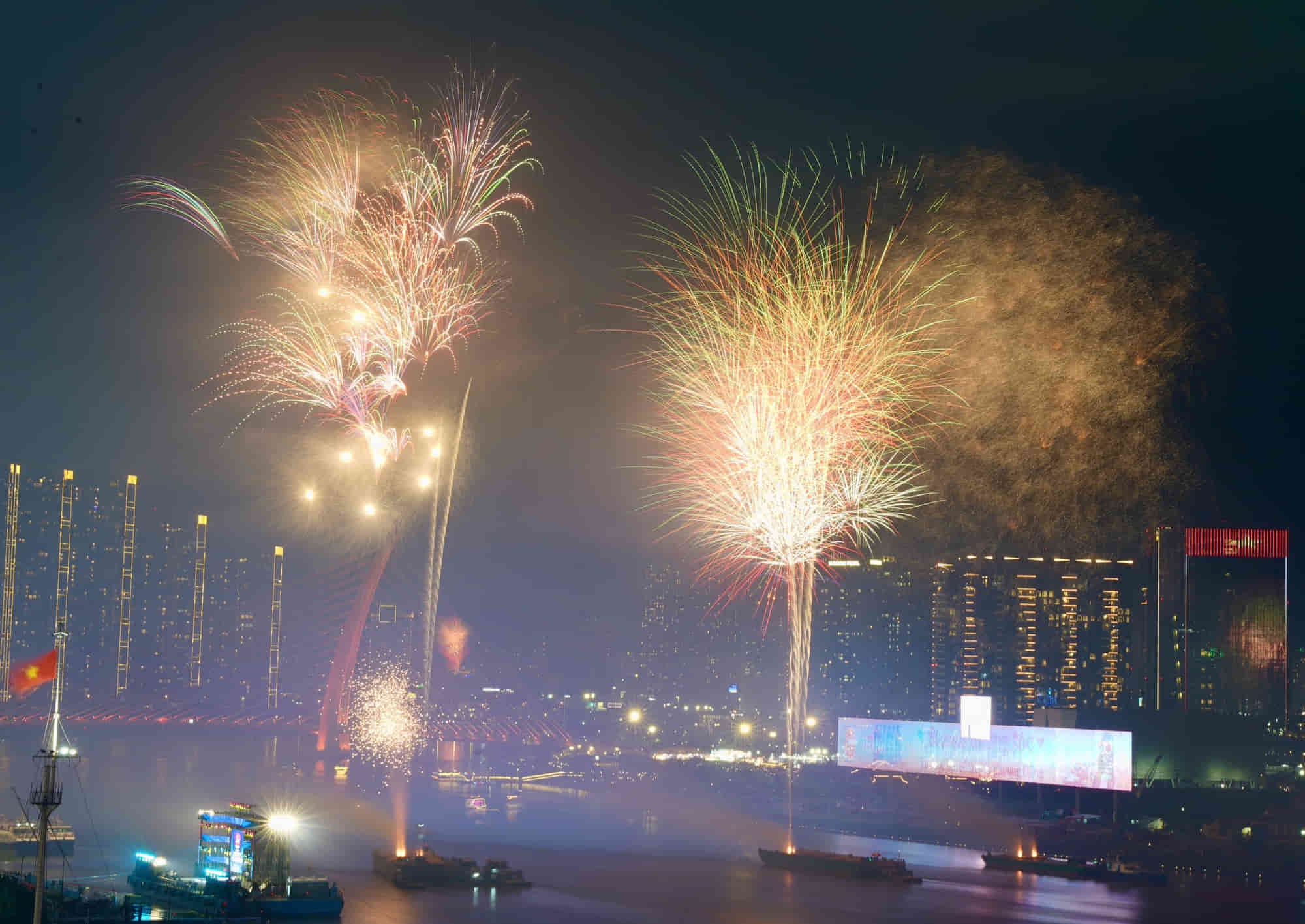 TP Hồ Chí Minh bắn pháo hoa tại 8 điểm dịp 30/4