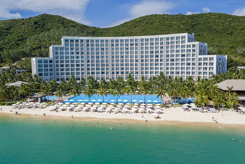 Vinpearl Resort & Spa Nha Trang Bay ôm trọn bãi biển riêng tư với sắc nước xanh ngọc