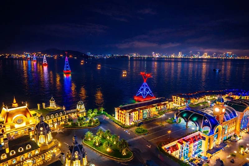 Hòn Tre lung linh rực rỡ về đêm trên vịnh biển