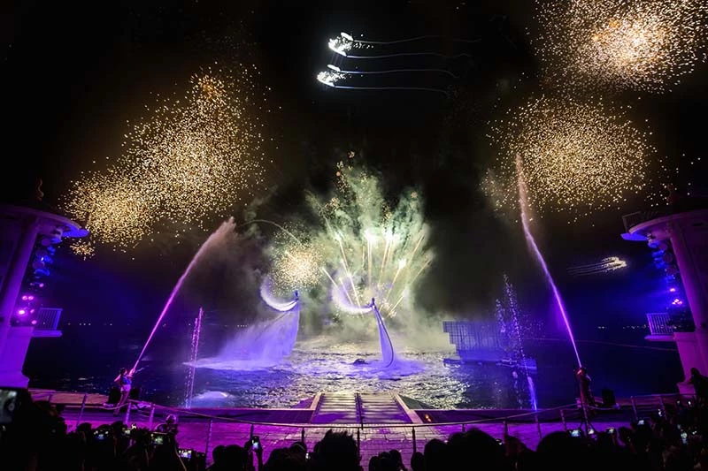 Stunt Show mang đến những màn trình diễn mãn nhãn trên mặt biển